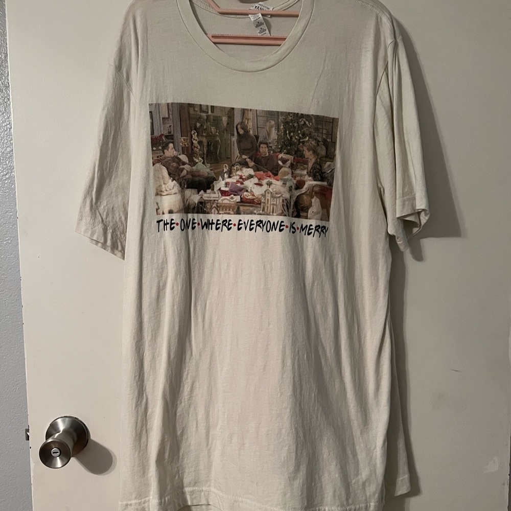 FRIENDS t-shirt. Bought at a boutique. Never washed and never worn. Size: xl.